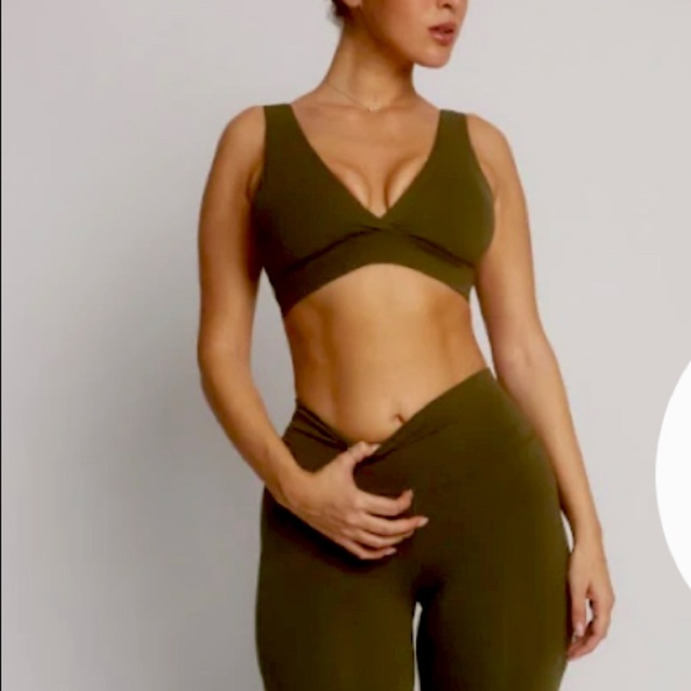 Dayflex v neck sports bra. NWT. Army Green. Size medium